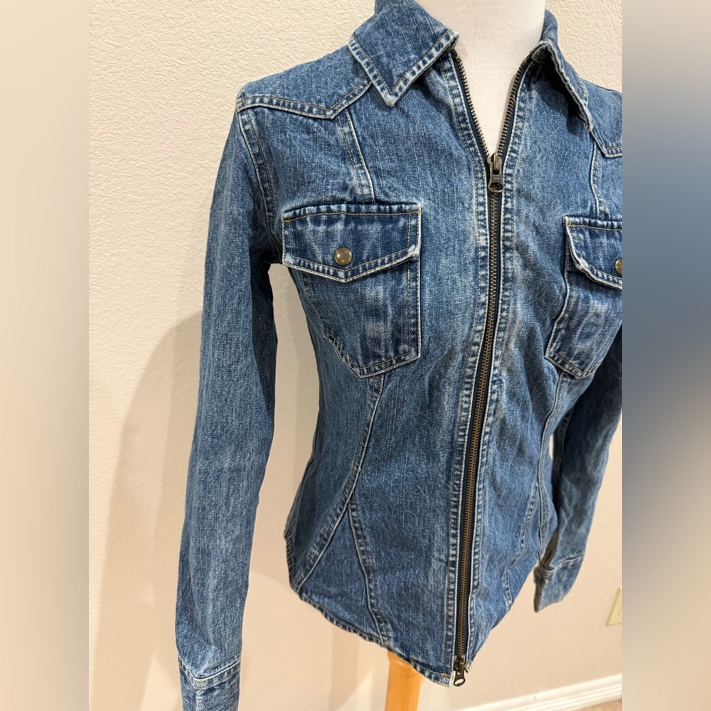 Arizona Jean Women Fitted Jean Jacket SZ S Flattering Shirt Tail Hem Western Cut - Picture 4 of 5